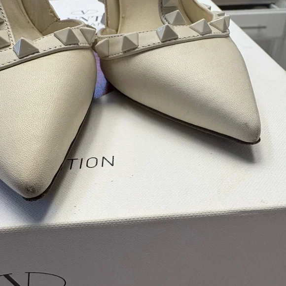 Valentino Garavani Rockstud Ivory Studded Heels Special Edition - Picture 8 of 9